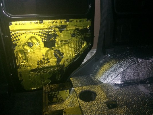 Шумоизоляция пола, арок и щитка моторного отсека